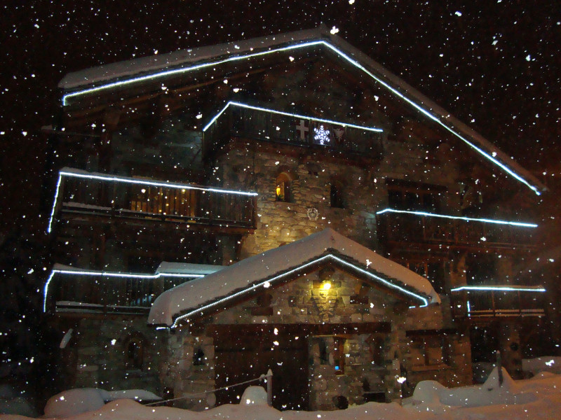 Chalet sous la neige